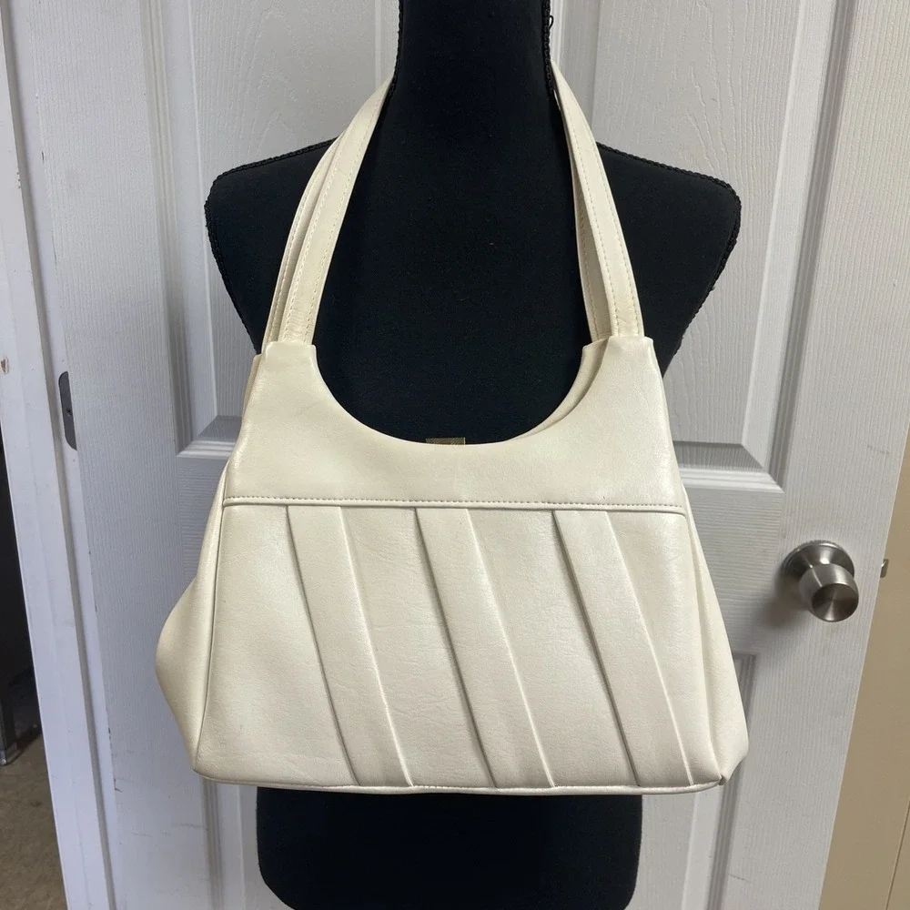 Vtg‎ Women's White/Cream Leather BoHo Shoulder Bag With Clasp Closure
